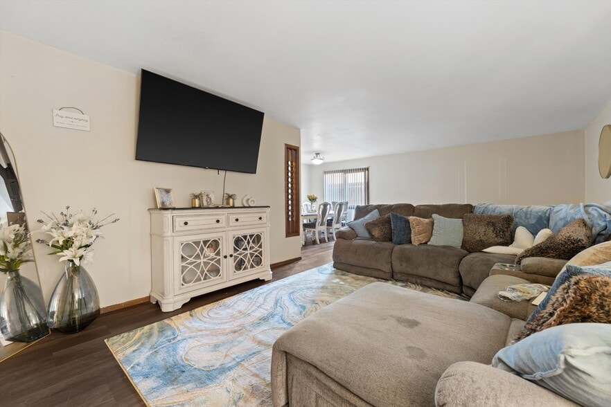 10112 W Sharon Ln, Milwaukee, WI for sale - Interior Photo - Image 3 of 21