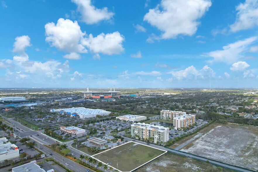 NW 27th Ave, Miami Gardens, FL à vendre - Photo du bâtiment - Image 3 de 14