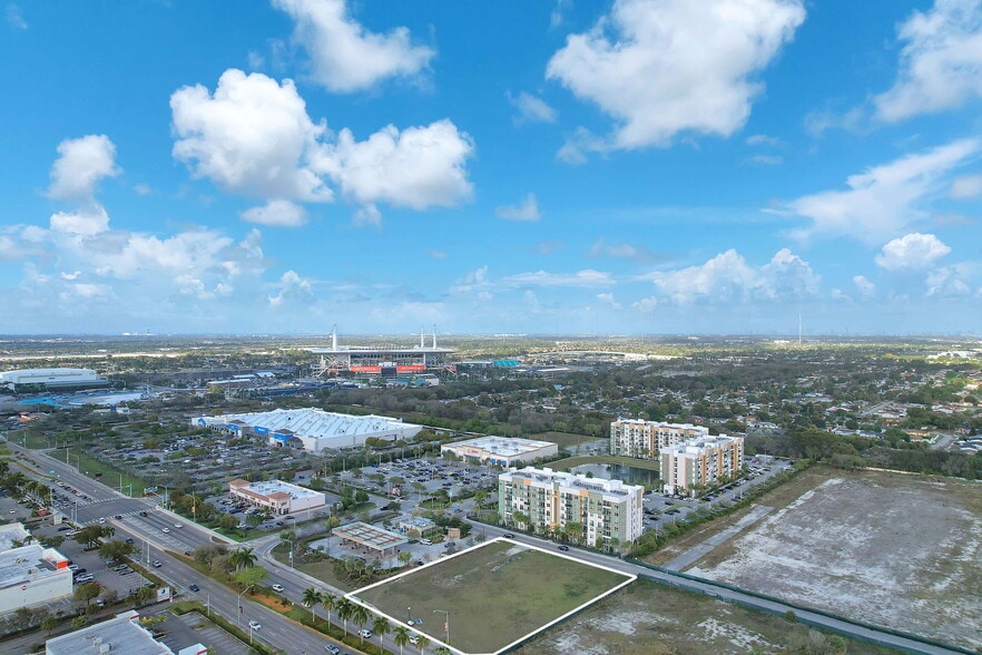 NW 27th Ave, Miami Gardens, FL à vendre - Photo du bâtiment - Image 3 de 14