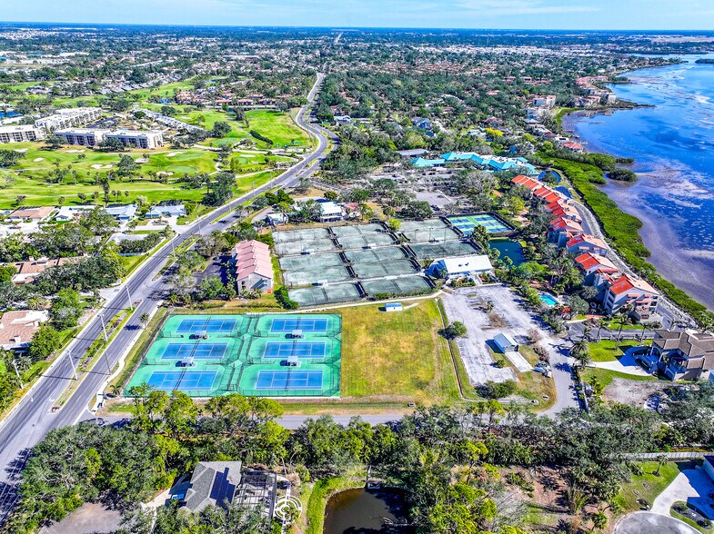 4451 Bay Club Dr, Bradenton, FL à vendre - Photo du bâtiment - Image 2 de 9