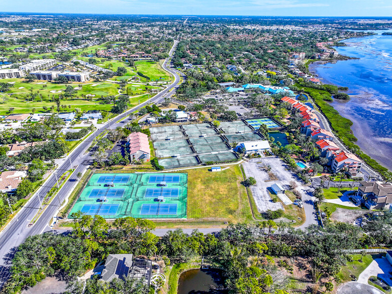 4451 Bay Club Dr, Bradenton, FL à vendre - Photo du bâtiment - Image 2 de 10