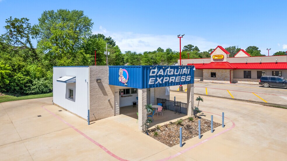 207 N Henderson Blvd, Kilgore, TX à louer - Photo du bâtiment - Image 2 de 35