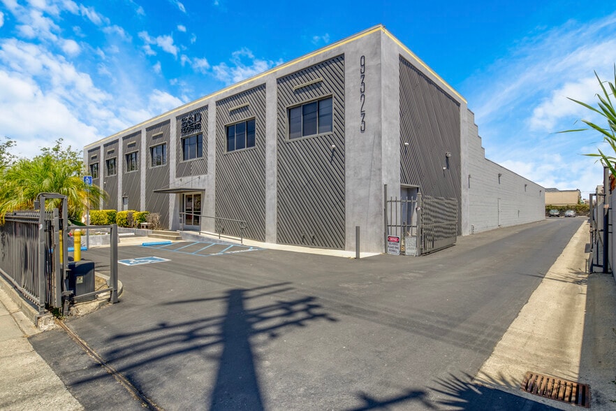 9323 Rush St, South El Monte, CA à vendre - Photo du bâtiment - Image 3 de 45