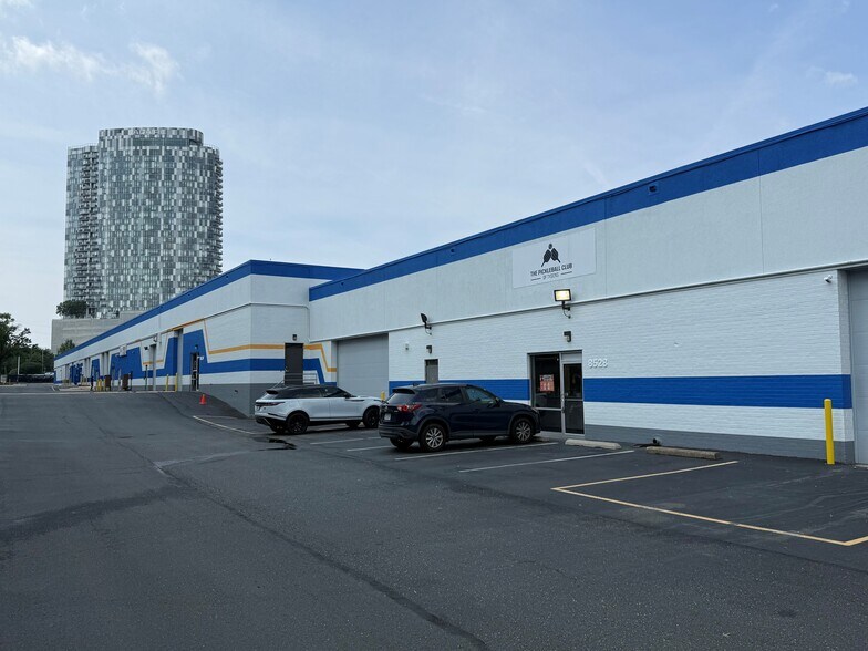 8520-8528 Tyco Rd, Vienna, VA à louer - Photo du bâtiment - Image 1 de 4