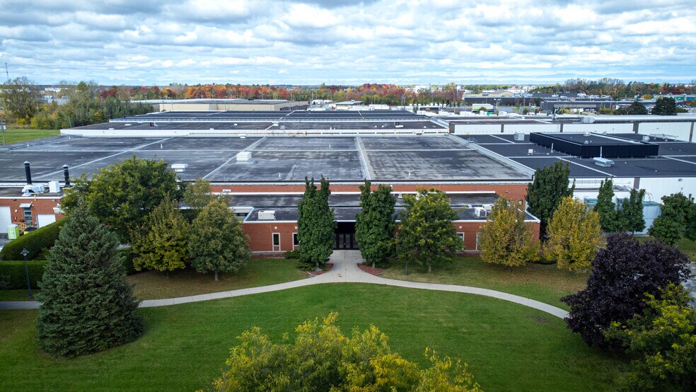 2900-3070 Rue Cartier, Saint-Hyacinthe, QC à louer - Photo du bâtiment - Image 3 de 6