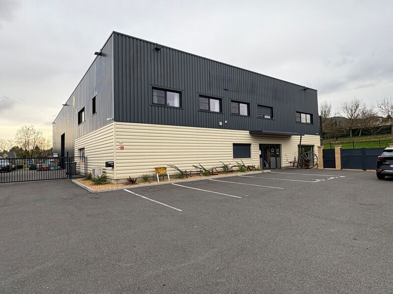 Flex in Chasselay for sale - Building Photo - Image 2 of 14