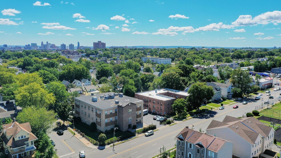 110 S Grove St, East Orange, NJ à vendre - Photo du bâtiment - Image 1 de 67