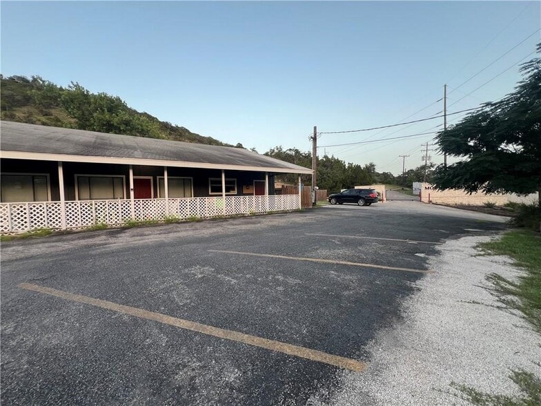 130 Charter Oak Dr, Canyon Lake, TX for sale - Building Photo - Image 2 of 17