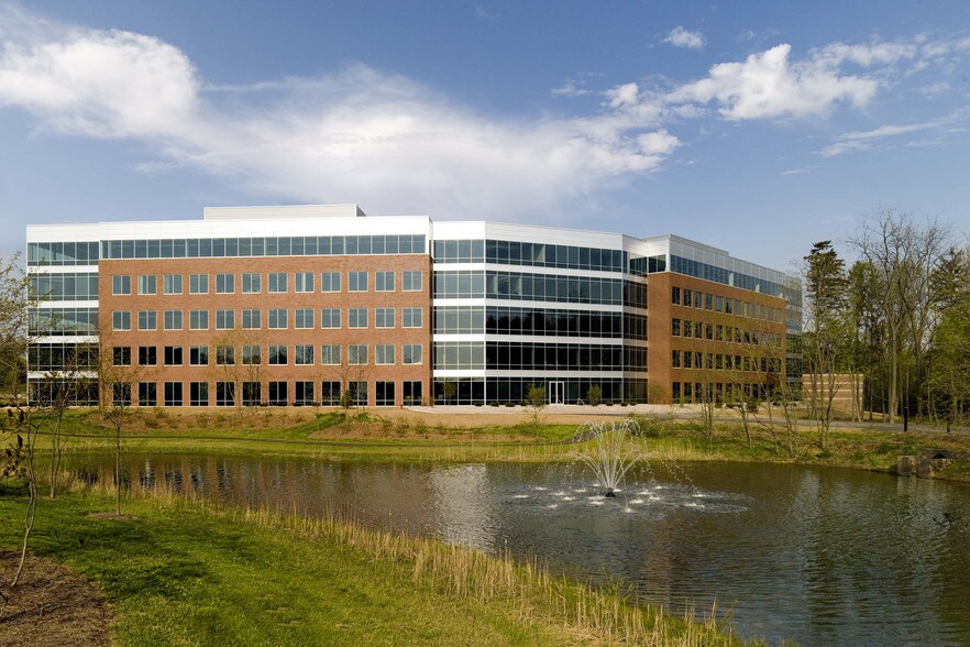 10700 W Research Dr, Milwaukee, WI à louer - Photo du bâtiment - Image 2 de 11