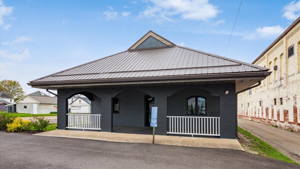 1146 Walnut St, Coshocton, OH à vendre - Photo du bâtiment - Image 2 de 26