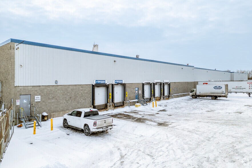 8100-8200 Boul Cavendish, Saint-Laurent, QC à louer - Photo du bâtiment - Image 2 de 4