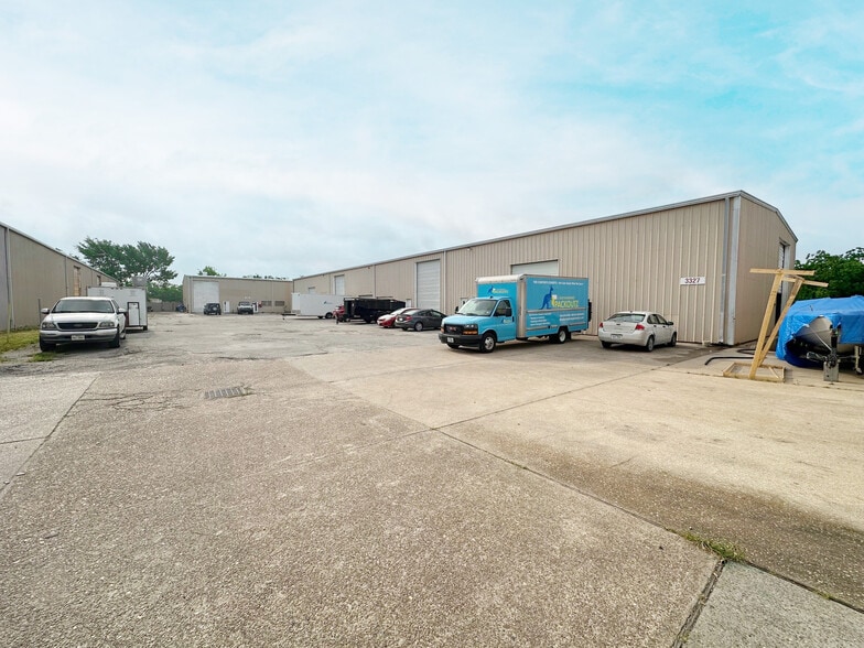 3321-3325 Westside Dr portfolio of 7 properties for sale on LoopNet.ca - Building Photo - Image 2 of 7