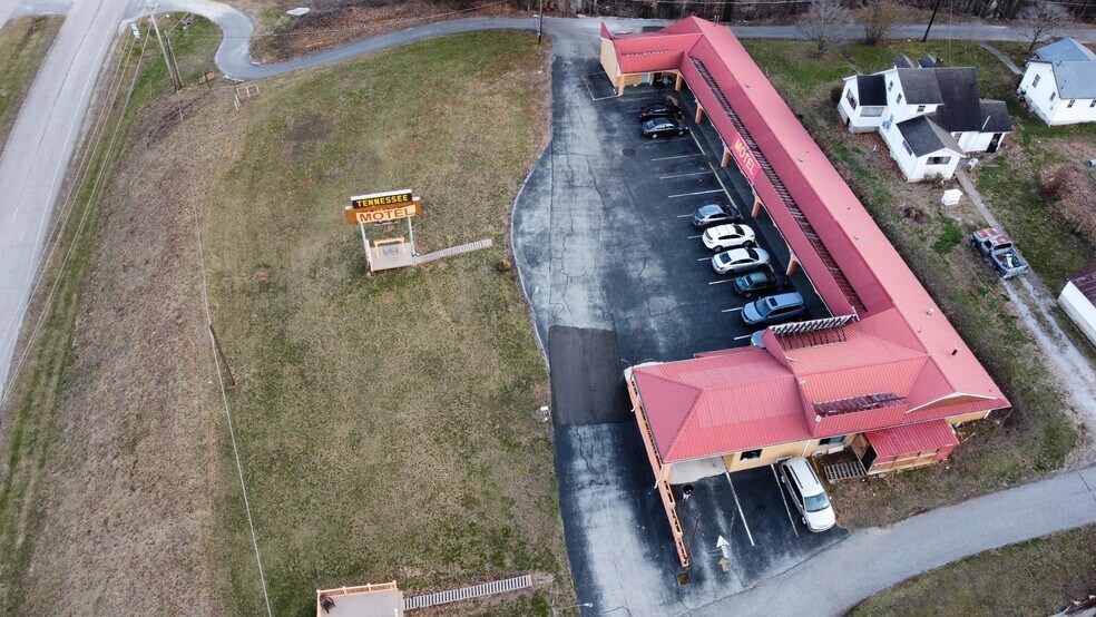 124 Woods Ave, Caryville, TN à vendre - Photo du bâtiment - Image 1 de 50