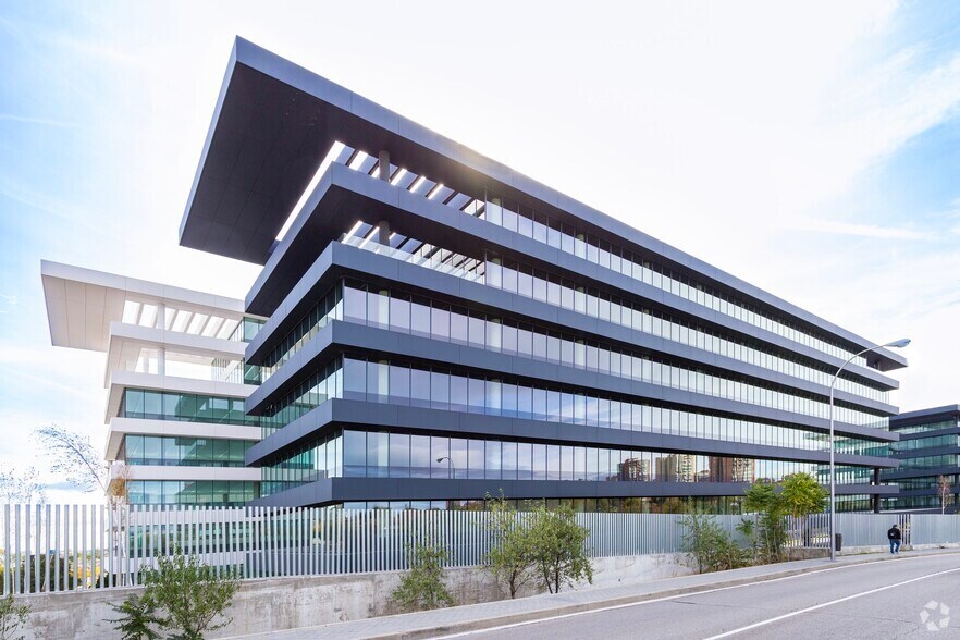 Calle Vía de los Poblados, 1, Madrid, Madrid à louer - Photo du bâtiment - Image 2 de 4