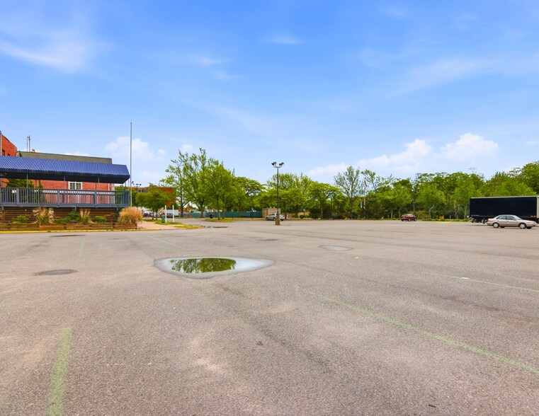 65 E Main St, Riverhead, NY à vendre - Photo du bâtiment - Image 3 de 3