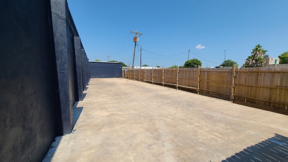 201 6th St. N, Texas City, TX à vendre - Photo du bâtiment - Image 2 de 15