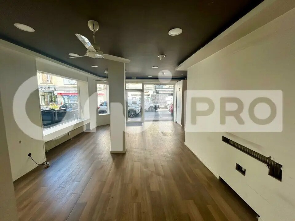 Retail in Melun for lease Building Photo- Image 1 of 6