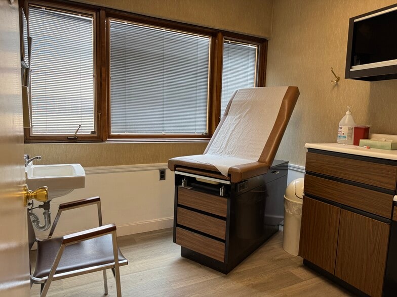 200 Perrine Rd, Old Bridge, NJ for sale - Interior Photo - Image 2 of 7