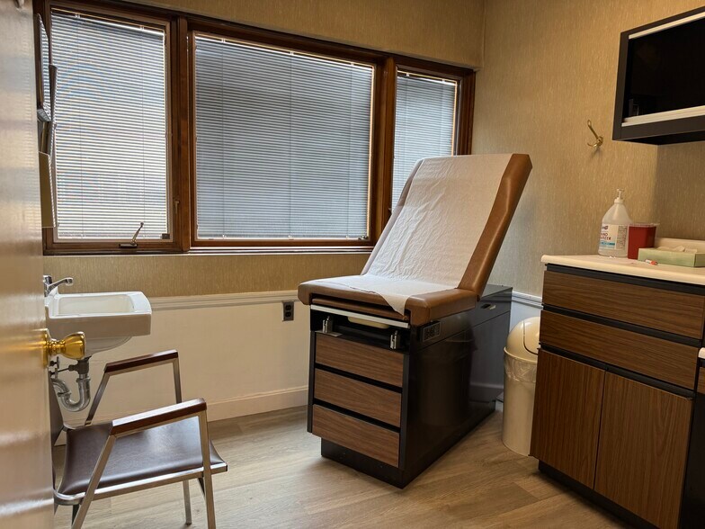 200 Perrine Rd, Old Bridge, NJ à vendre - Photo intérieure - Image 2 de 7