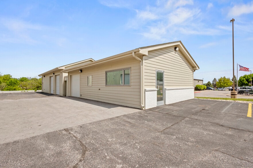 1110 Applewood Dr, Papillion, NE for sale - Primary Photo - Image 1 of 18