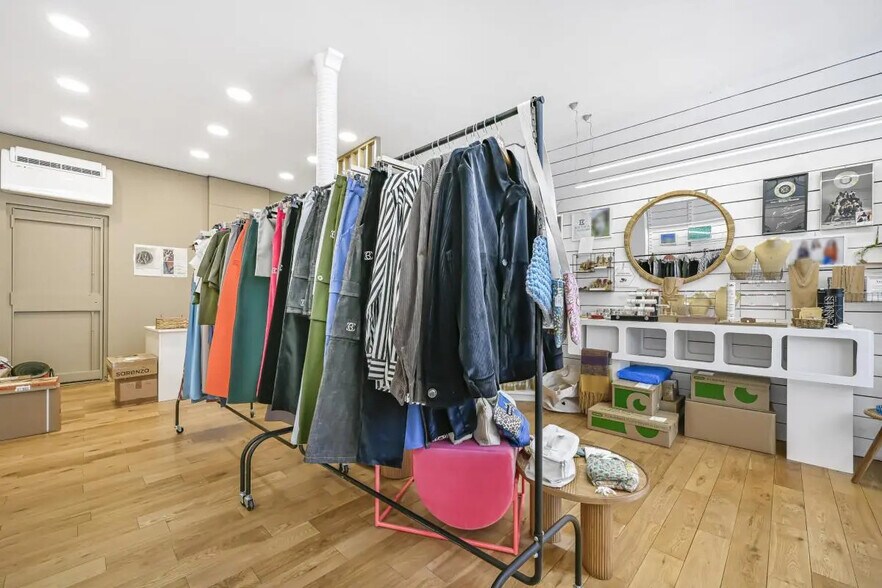 Retail in Issy-les-Moulineaux for lease - Interior Photo - Image 2 of 5