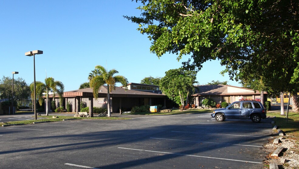 3822 Broadway Ave, Fort Myers, FL à louer - Photo du bâtiment - Image 1 de 16