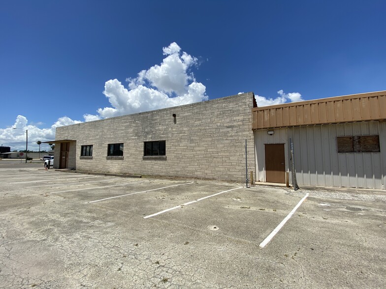 2930 Leopard St, Corpus Christi, TX for sale - Building Photo - Image 1 of 19