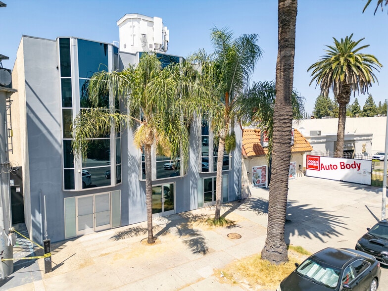 20847 Sherman Way, Canoga Park, CA à vendre - Photo du bâtiment - Image 3 de 107