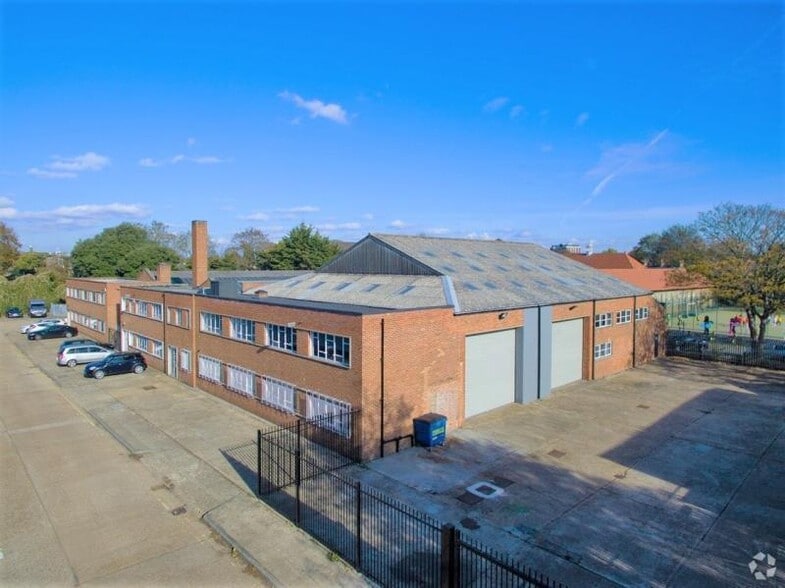 134-136 Clock Tower Rd, Isleworth for lease - Building Photo - Image 3 of 5