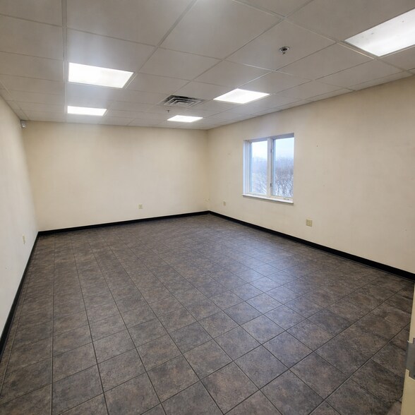 47 Slade St, Fall River, MA for lease - Building Photo - Image 3 of 23