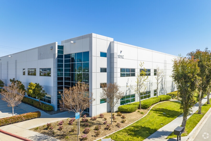 13112 Santa Ana Ave, Fontana, CA for lease - Primary Photo - Image 1 of 6