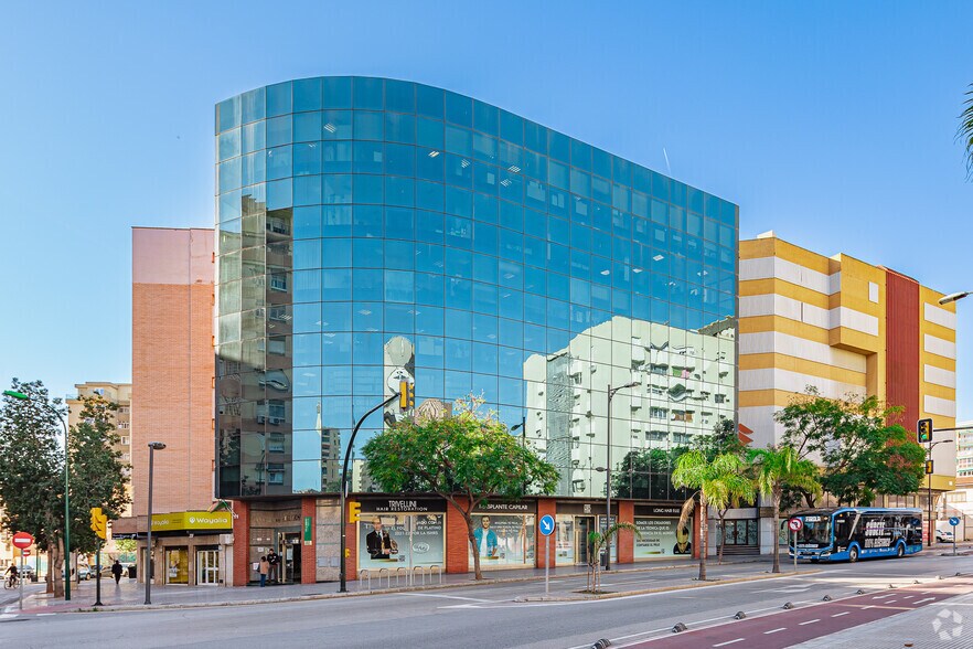 Avenida de la Aurora, 69, Málaga, Málaga à louer - Photo principale - Image 1 de 2