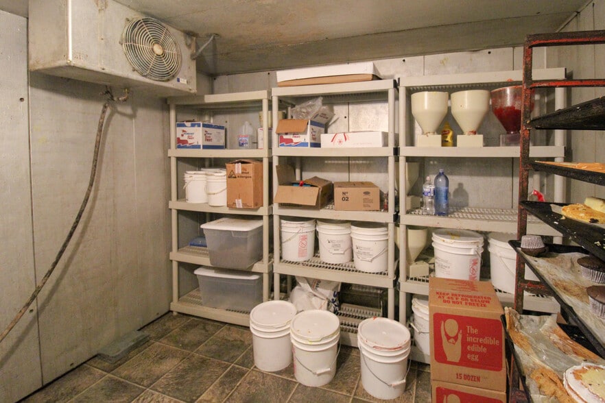 17039 W Warren Ave, Detroit, MI for sale - Interior Photo - Image 2 of 23