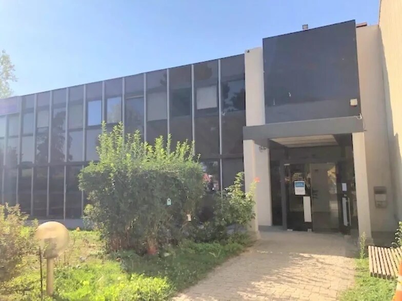 Rue Pierre Curie, Plaisir for sale - Building Photo - Image 1 of 3