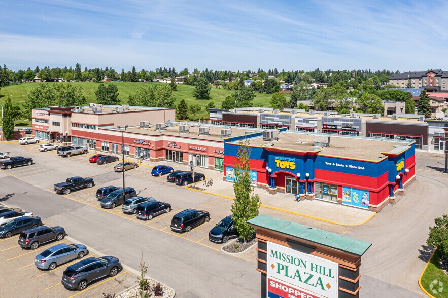 392 St Albert Trl, St. Albert, AB à louer - Photo du bâtiment - Image 3 de 8