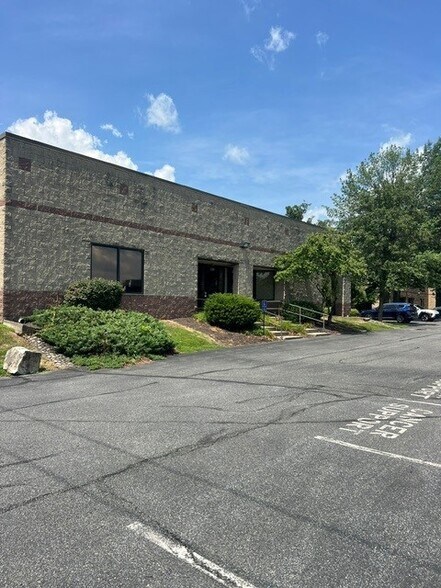 944 Marcon Blvd, Allentown, PA à louer - Photo du bâtiment - Image 1 de 3