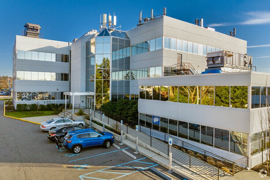 33 Walt Whitman Rd, Huntington Station, NY à louer - Photo du bâtiment - Image 1 de 1