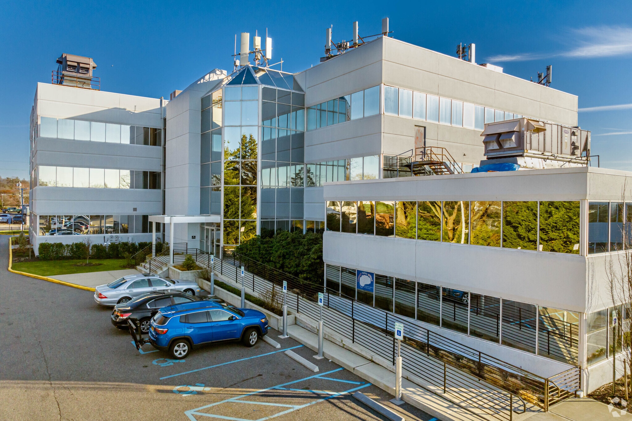 33 Walt Whitman Rd, Huntington Station, NY à louer Photo principale- Image 1 de 2