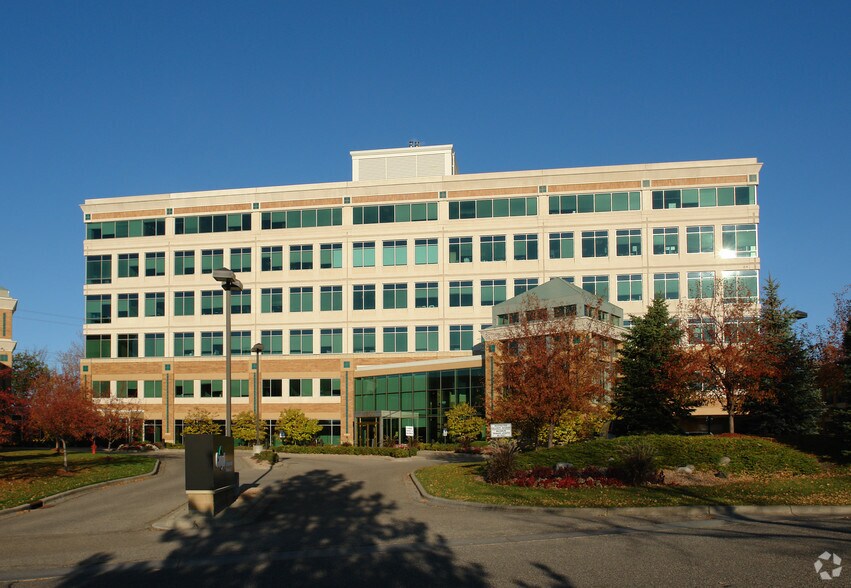 12700 Whitewater Dr, Minnetonka, MN for lease - Building Photo - Image 1 of 4