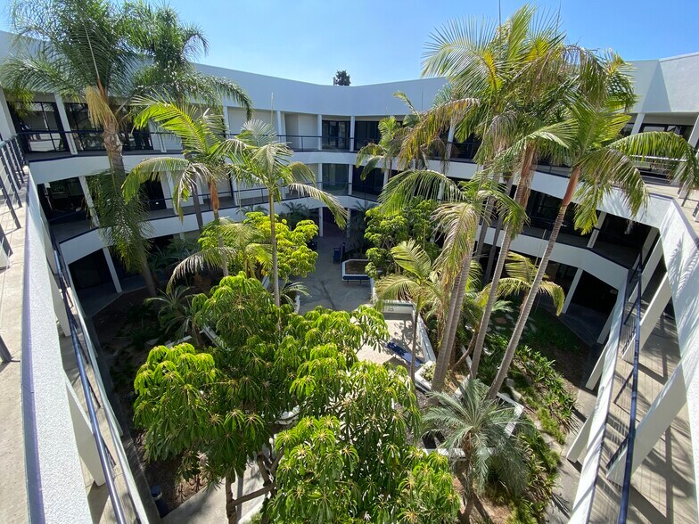 1403 N Tustin Ave, Santa Ana, CA à vendre - Photo du bâtiment - Image 3 de 21