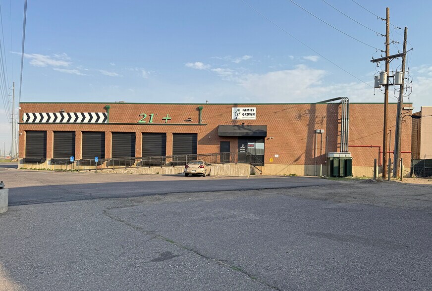 4902 E Smith Rd, Denver, CO à vendre - Photo du bâtiment - Image 2 de 6