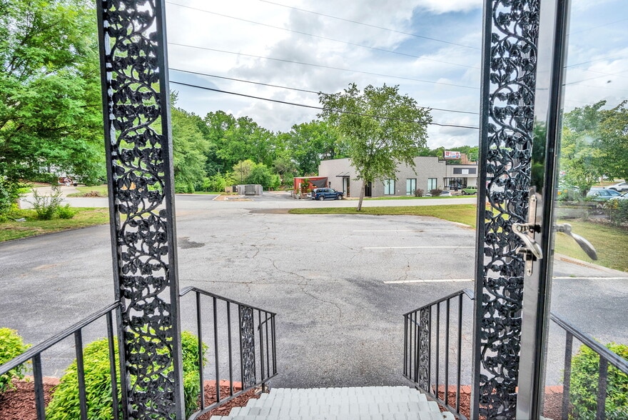 1 Elizabeth Dr, Greenville, SC for sale - Building Photo - Image 2 of 31