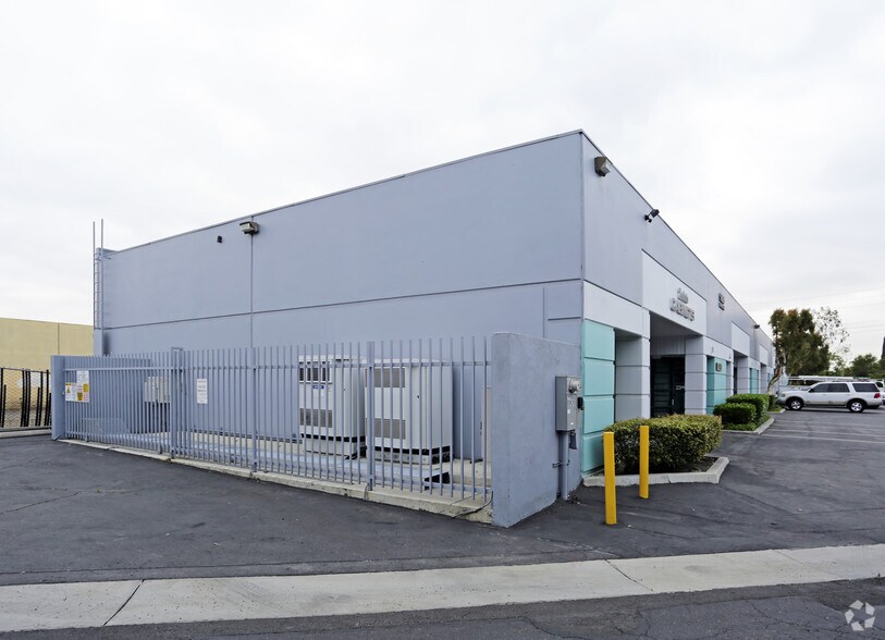 9829 Carmenita Rd, Santa Fe Springs, CA à louer - Photo du bâtiment - Image 2 de 5