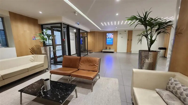 Office in Boulogne-Billancourt for lease - Lobby - Image 2 of 7