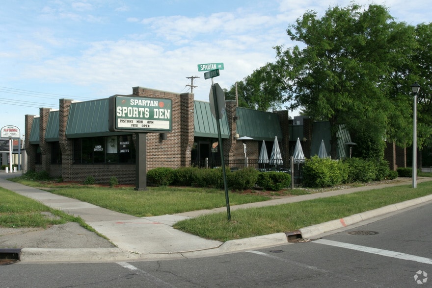1227 E Grand River Ave, East Lansing, MI à louer - Photo du bâtiment - Image 2 de 3