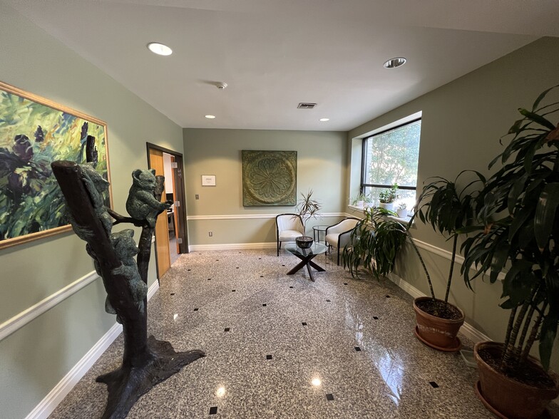 530-532 Sylvan Ave, Englewood Cliffs, NJ for lease - Lobby - Image 3 of 6