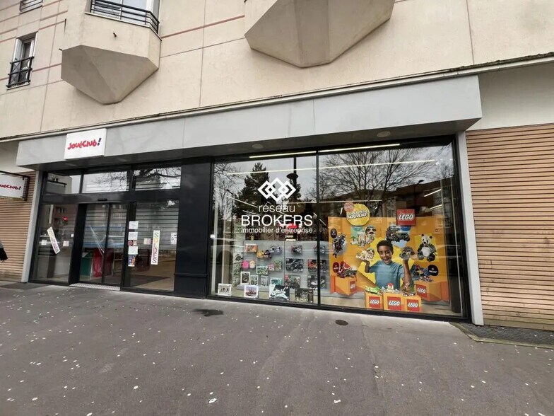 Commerce de détail dans Montigny-le-Bretonneux à louer - Photo du bâtiment - Image 3 de 10