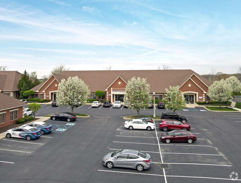 9850 Westpoint Dr, Fishers, IN à louer - Photo du bâtiment - Image 2 de 2