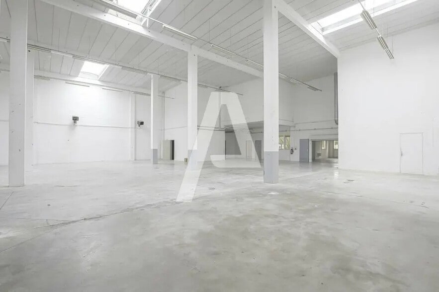 Flex in Émerainville for lease - Interior Photo - Image 2 of 5