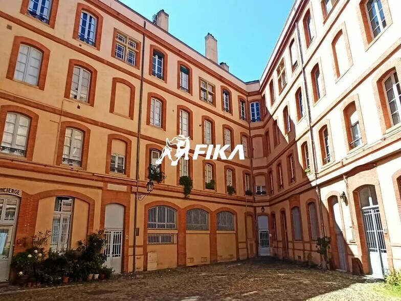 Office in Toulouse for lease - Building Photo - Image 1 of 7
